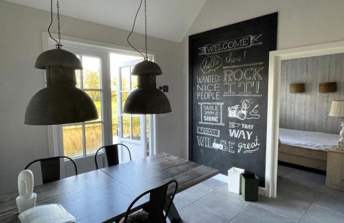 Cothen Chalet De Ski | Holiday Home in Cothen by the Waterfront