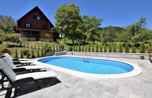 Brod Moravice Maison | Holiday Home in Gorski Kotar with Pool