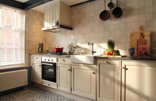 Hindeloopen Maison | Holiday Home in Hindeloopen by Lake