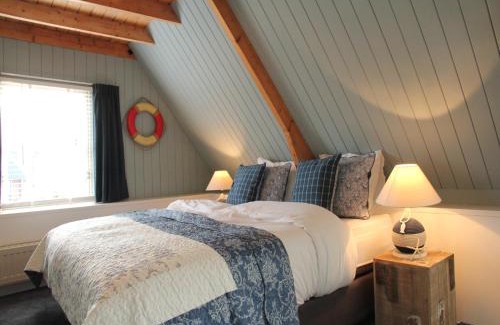 Hindeloopen Maison | Holiday Home in Hindeloopen by Lake