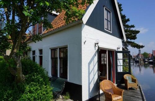 Hindeloopen Maison | Holiday Home in Hindeloopen by Lake