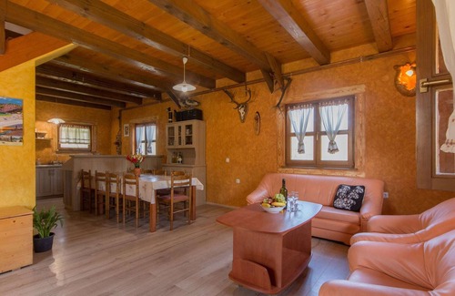 Brod Moravice Maison | Holiday Home in Gorski Kotar with Pool