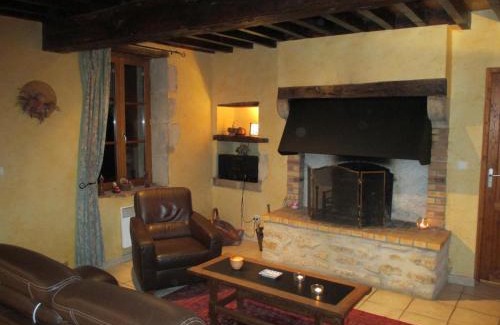 Isenay Maison | Holiday Home in Isenay near Lake and Forest