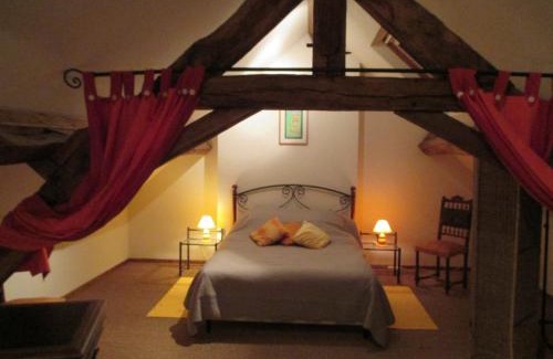 Isenay Maison | Holiday Home in Isenay near Lake and Forest