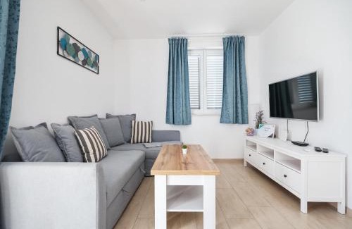 Maslenica Maison | Holiday Home in Maslenica with Sea View