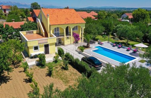 Lovinac Maison | Holiday Home in Policnik with Private Pool