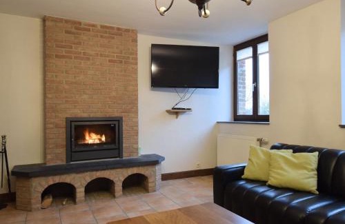 Commanster Maison | Holiday Home in Rogery with Sauna