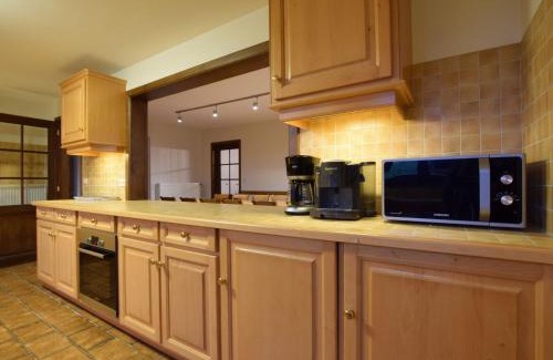 Commanster Maison | Holiday Home in Rogery with Sauna