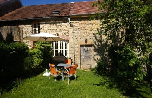 Saizy Maison | Holiday Home in Saizy with Stargazing Garden