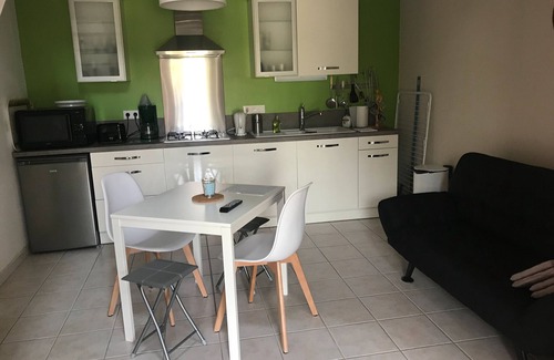 Saint-Crepin Maison | Holiday Home 'L'abricotier' with Shared Pool, Wi-Fi and Air Conditioning
