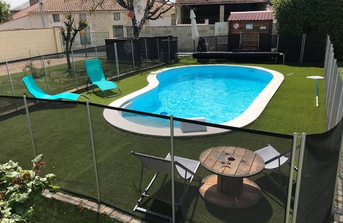 Saint-Crepin Maison | Holiday Home 'L'abricotier' with Shared Pool, Wi-Fi and Air Conditioning