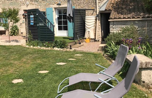 Saint-Crepin Maison | Holiday Home 'L'abricotier' with Shared Pool, Wi-Fi and Air Conditioning