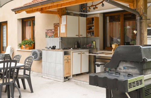 Yenne Maison | Maison de vacances 'L'orée Du Bois' avec vue sur les montagnes, Wi-Fi et climatisation