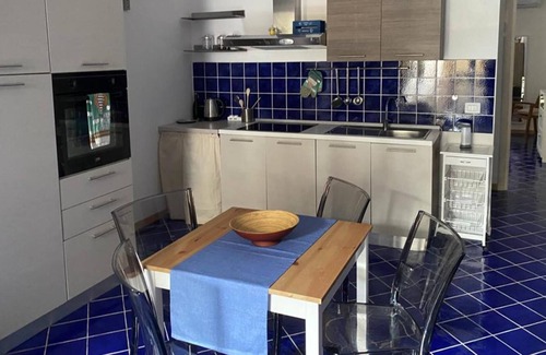 Cozze Maison | Holiday Home 'La Casa Dei Pesci Blu' with Shared Pool, Wi-Fi and Air Conditioning