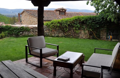 Requijada Maison | Holiday Home 'La Casa Del Herrero' with Mountain View, Private Garden and Wi-Fi