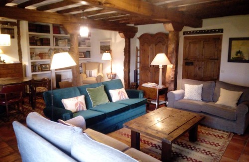 Requijada Maison | Holiday Home 'La Casa Del Herrero' with Mountain View, Private Garden and Wi-Fi