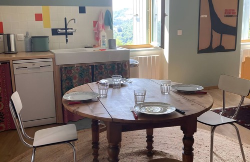 Beauvene Maison | Holiday Home 'La Casita' with Mountain View, Private Terrace and Wi-Fi