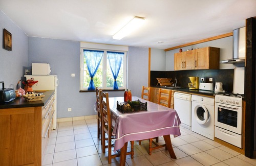 Villecomtal Maison | Holiday Home 'La Charrue' with Mountain View, Shared Pool and Wi-Fi