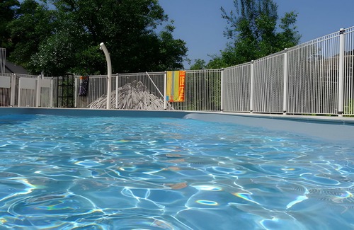 Villecomtal Maison | Holiday Home 'La Charrue' with Mountain View, Shared Pool and Wi-Fi