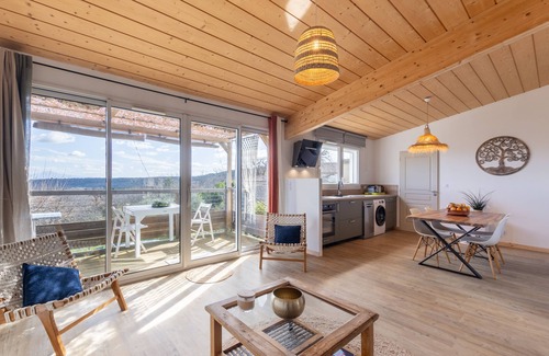 Salazac Maison | Maison de vacances 'La Chant Des Tongs - La Canopée' avec vue montagne, Wi-Fi et climatisation