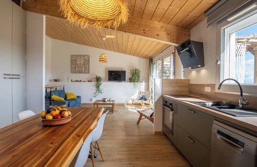 Salazac Maison | Maison de vacances 'La Chant Des Tongs - La Canopée' avec vue montagne, Wi-Fi et climatisation