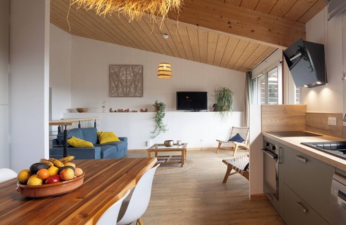 Salazac Maison | Maison de vacances 'La Chant Des Tongs - La Canopée' avec vue montagne, Wi-Fi et climatisation