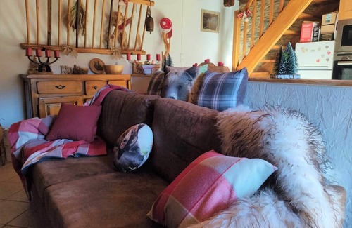 Saint-Lary Maison | Holiday Home 'La Grange De L'ours' with Mountain View, Private Terrace and Wi-Fi