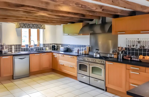 Janaillat Maison | Holiday Home 'La Grande Maison De Janaillat' with Private Terrace, Private Garden and Wi-Fi