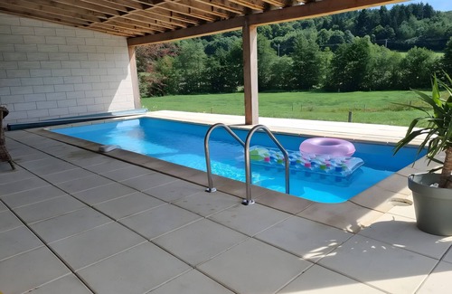 Janaillat Maison | Holiday Home 'La Grande Maison De Janaillat' with Private Terrace, Private Garden and Wi-Fi