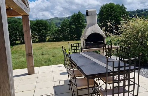 Janaillat Maison | Holiday Home 'La Grande Maison De Janaillat' with Private Terrace, Private Garden and Wi-Fi