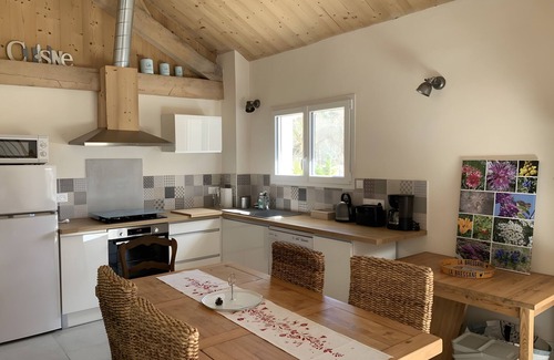 Le Saix Maison | Holiday Home 'La Grange Des Pépinières' with Mountain View and Wi-Fi