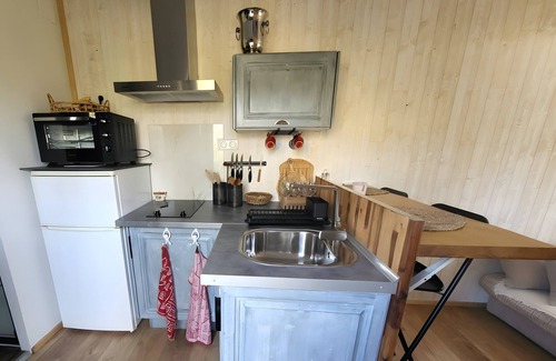 Goualade Maison | Holiday Home 'La Tiny' with Private Terrace, Wi-Fi and Air Conditioning