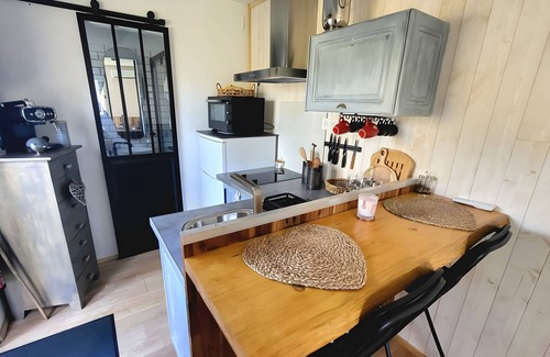 Goualade Maison | Holiday Home 'La Tiny' with Private Terrace, Wi-Fi and Air Conditioning