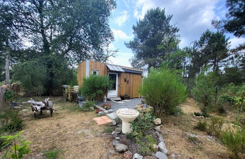 Goualade Maison | Holiday Home 'La Tiny' with Private Terrace, Wi-Fi and Air Conditioning