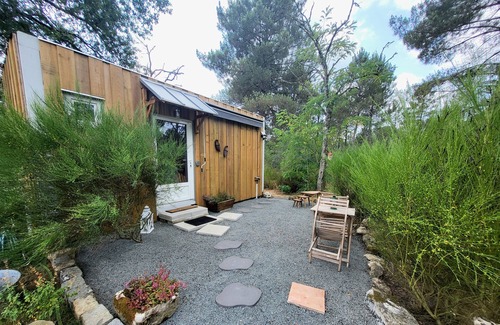 Goualade Maison | Holiday Home 'La Tiny' with Private Terrace, Wi-Fi and Air Conditioning