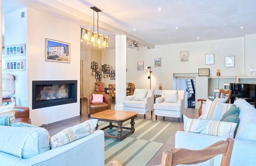 Chapdeuil Maison | Maison de Vacances – Grande Bastide à Chapdeuil, Piscine Chauffée & Confort pour 16 Pers