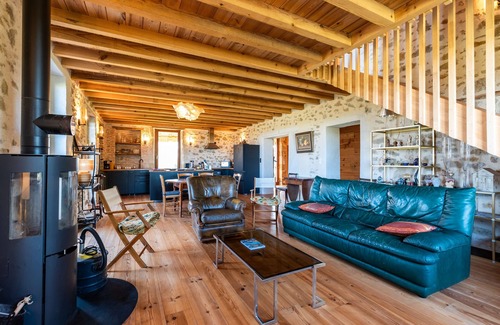 Bazas Maison | Holiday Home 'Le Basque' with Shared Pool, Private Terrace and Wi-Fi