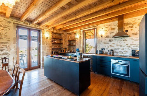 Bazas Maison | Holiday Home 'Le Basque' with Shared Pool, Private Terrace and Wi-Fi