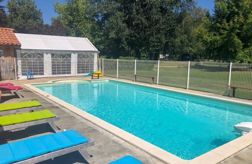 Varaignes Maison | Holiday Home 'Le Martin Pêcheur' with Shared Pool, Private Terrace and Shared Garden