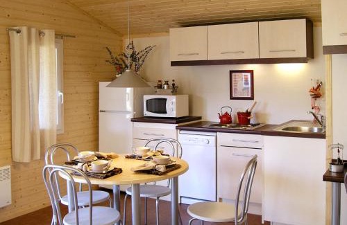 Beynat Maison | Holiday Home Les Hameaux de Miel-Chalet 6 pers- by Interhome