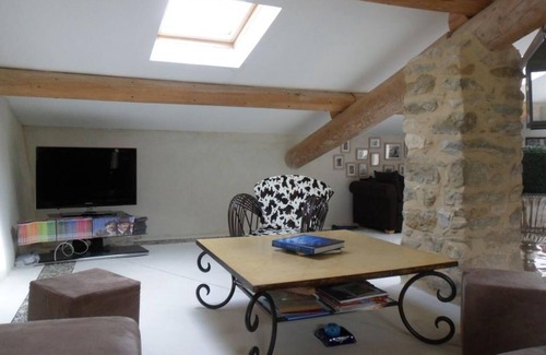 Savoillan Maison | Holiday Home 'Luxueuse Bergerie Pied Du Ventoux' with Mountain View, Shared Terrace and Wi-Fi