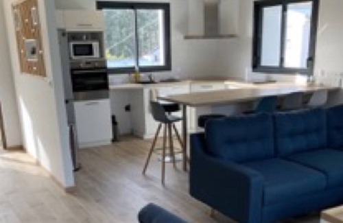 Bohars Maison | Holiday Home 'Maison 8 Pers 1km Du Parc Expo' with Private Terrace, Private Garden and Wi-Fi
