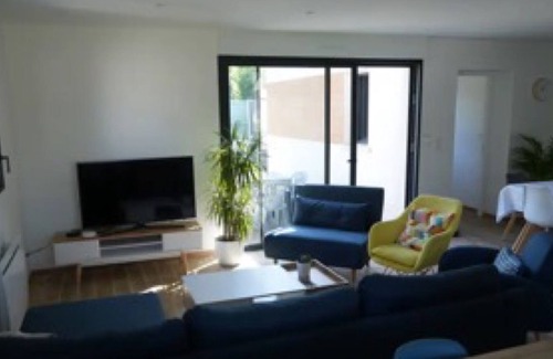 Bohars Maison | Holiday Home 'Maison 8 Pers 1km Du Parc Expo' with Private Terrace, Private Garden and Wi-Fi