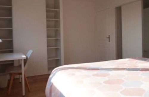 Bohars Maison | Holiday Home 'Maison 8 Pers 1km Du Parc Expo' with Private Terrace, Private Garden and Wi-Fi