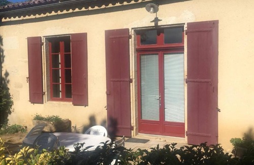 Rions Maison | Holiday Home 'Maison De Campagne' with Private Terrace, Shared Garden and Wi-Fi