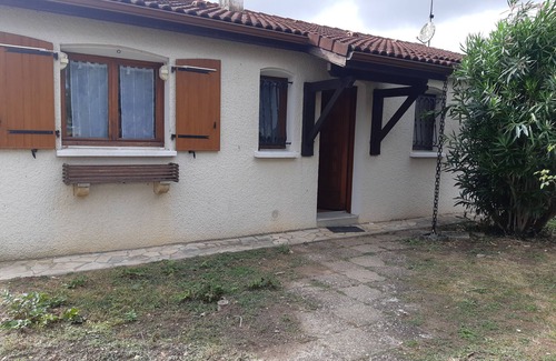 Saintes Maison | Holiday Home 'Maison De Famille' with Private Terrace and Private Garden