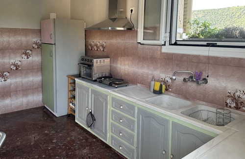 Leivathos Maison | Holiday Home 'Marble's Residence' with Mountain View, Wi-Fi and Air Conditioning