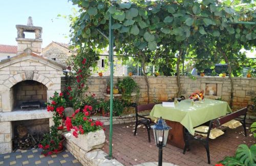 Foli Maison | Holiday Home Milka 1 by Interhome