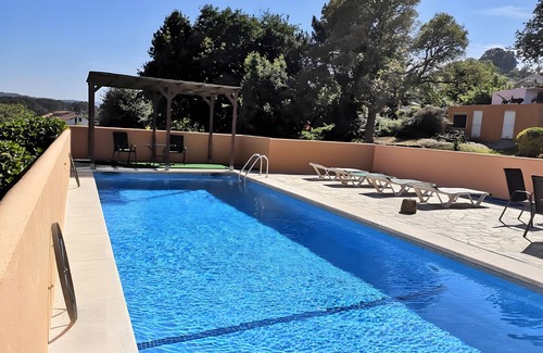 O Rosal Maison | Holiday Home 'Mino Lodge' with Mountain View, Shared Pool and Wi-Fi