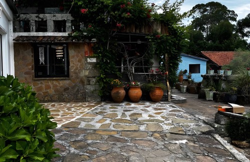 O Rosal Maison | Holiday Home 'Mino Lodge' with Mountain View, Shared Pool and Wi-Fi